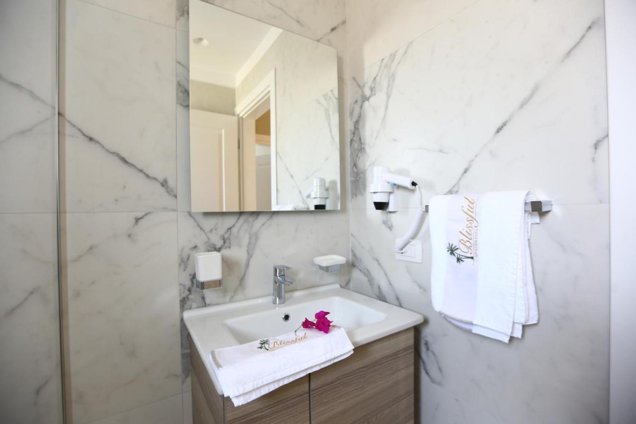 Blissful Apartments Sarande Bagian luar foto
