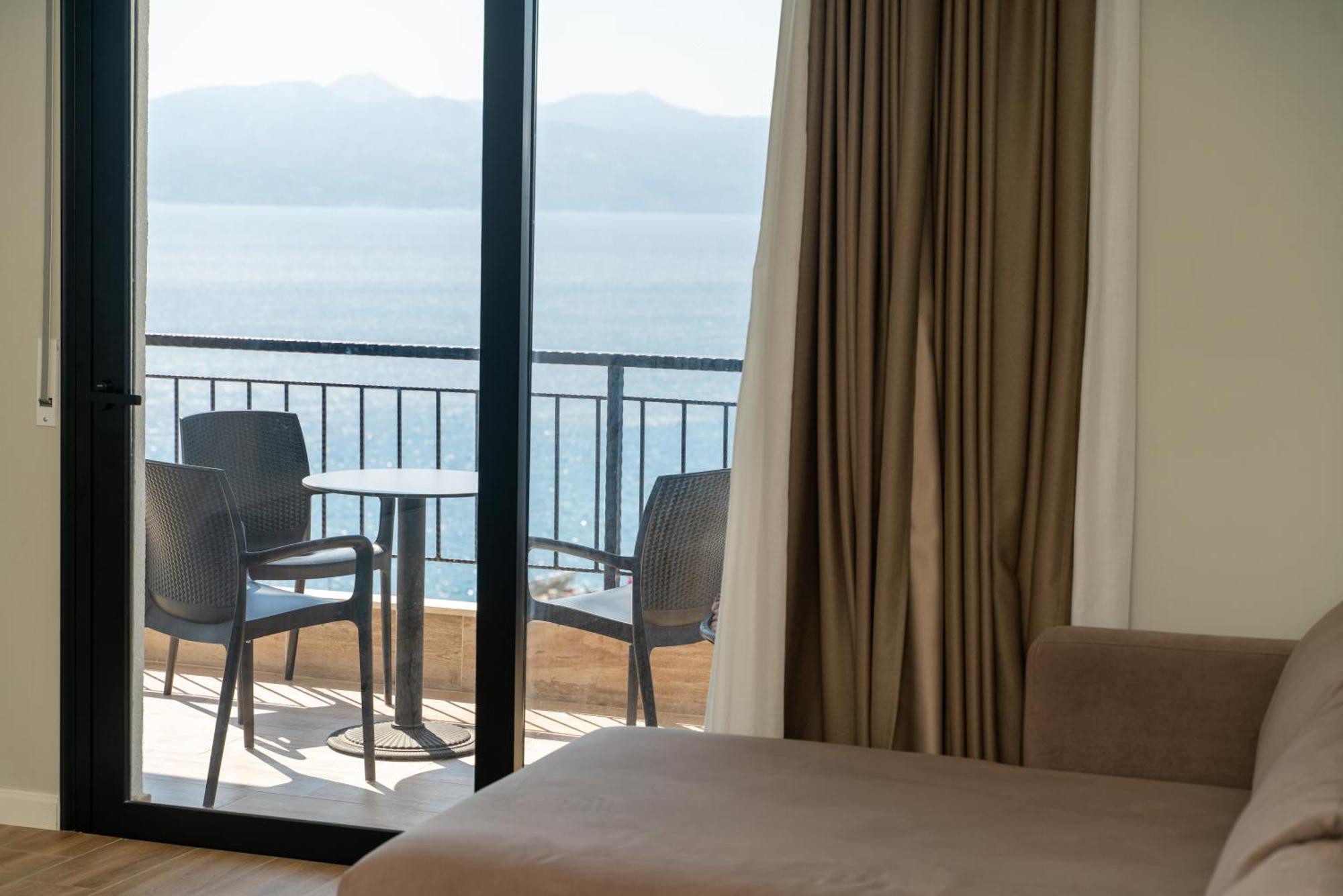 Blissful Apartments Sarande Bagian luar foto