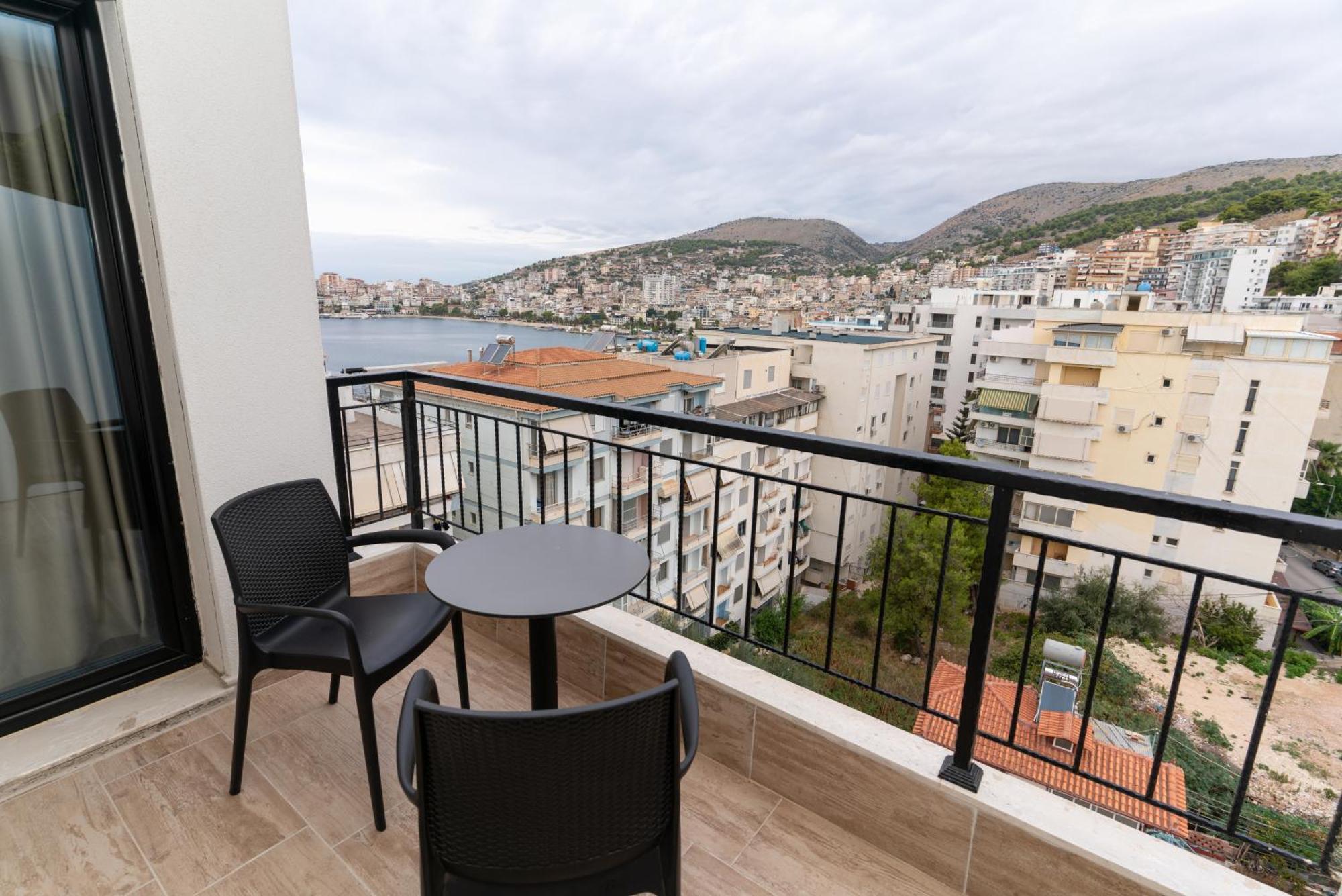 Blissful Apartments Sarande Bagian luar foto