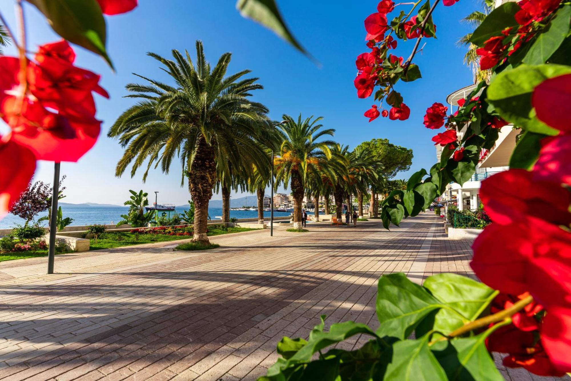 Blissful Apartments Sarande Bagian luar foto
